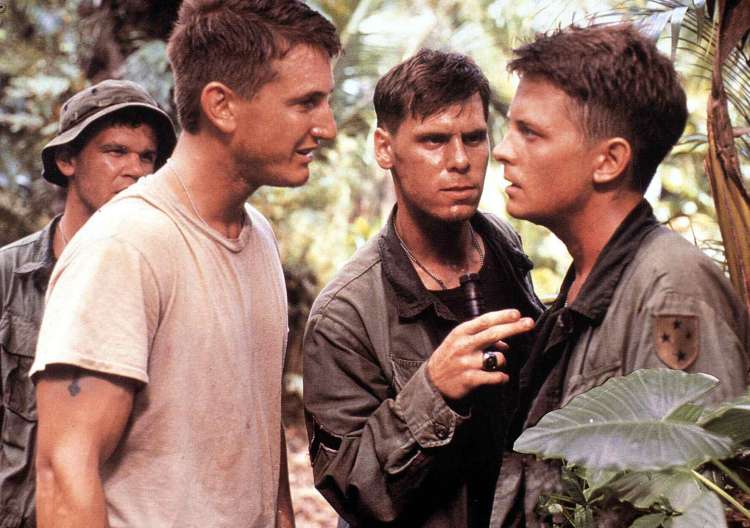 Žrtve vojne s Seanom Pennom (levo) je drugačen film kot ostali Foxovi filmi. Tu je navdušil tudi kri