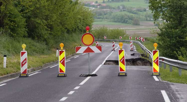 Cesta v Malečnik je zaradi udora zaprta.