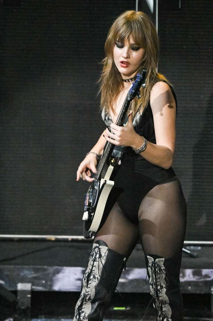 Victoria De Angelis, basistka skupine Måneskin, je v intervjuju razkrila, da se je zaradi svoje spol