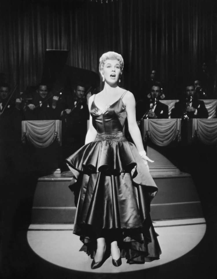 Ljubi me ali pa me pusti (1955). Prvenstveno pevka je nastopala v glasbenih komedijah.