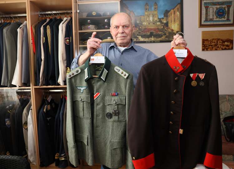 Zelena uniforma je pripadala članu Hitlerjeve kopenske vojske in je torej iz časa druge svetovne vojne. Druga je iz časa Avstro-Ogrske, nosil jo je stotnik topništva.