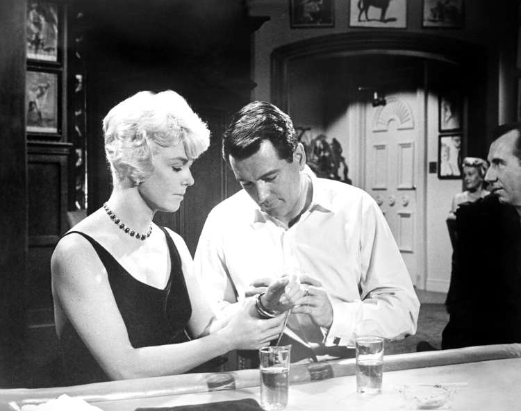 Šepetanja na vzglavnikih (1959), kultna komedija z Doris Day.