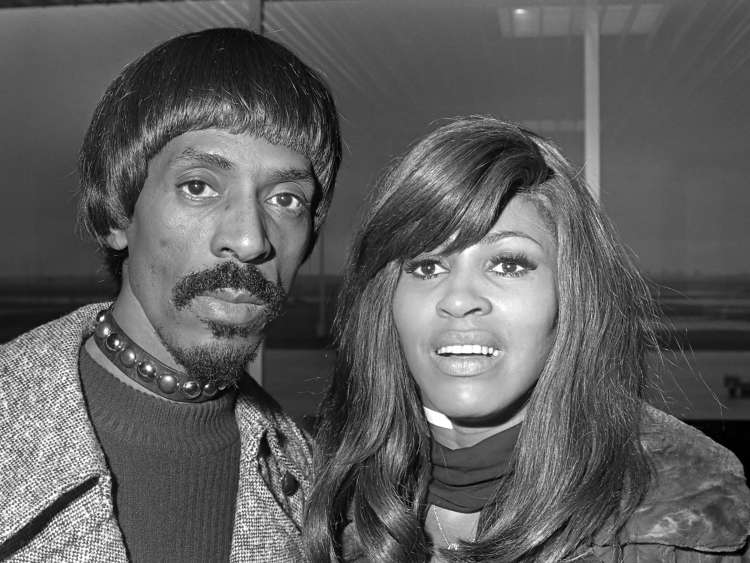 Ike in Tina na Schipholu leta 1971 - Ike je bil glasbeni genij, pa tudi hudo nasilna in motena oseba