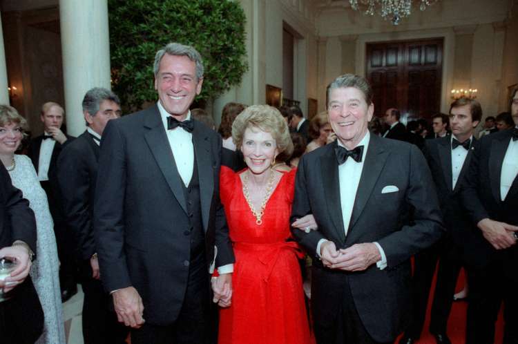 Rock Hudson z ameriškim predsedniškim parom maja 1984. Dva tedna pozneje je izvedel, da ima AIDS.