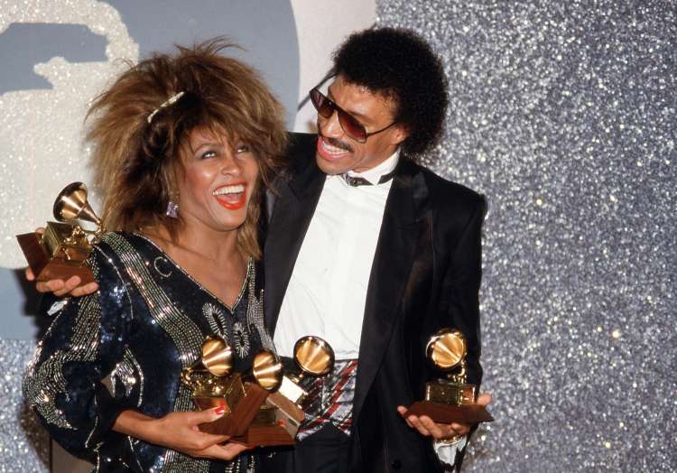Tina Turner in Lionel Richie 1985 na podeliti Grammyjev, Tina je za Private Dancer dobila kar tri!