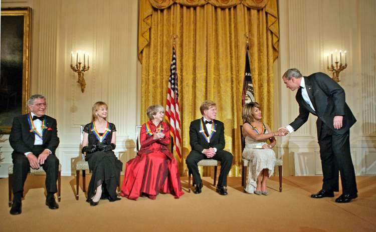 Na sprejemu in podelitvi priznanj pri predsedniku Georgeu W. Bushu decembra 2005. Ob njej so pevec T