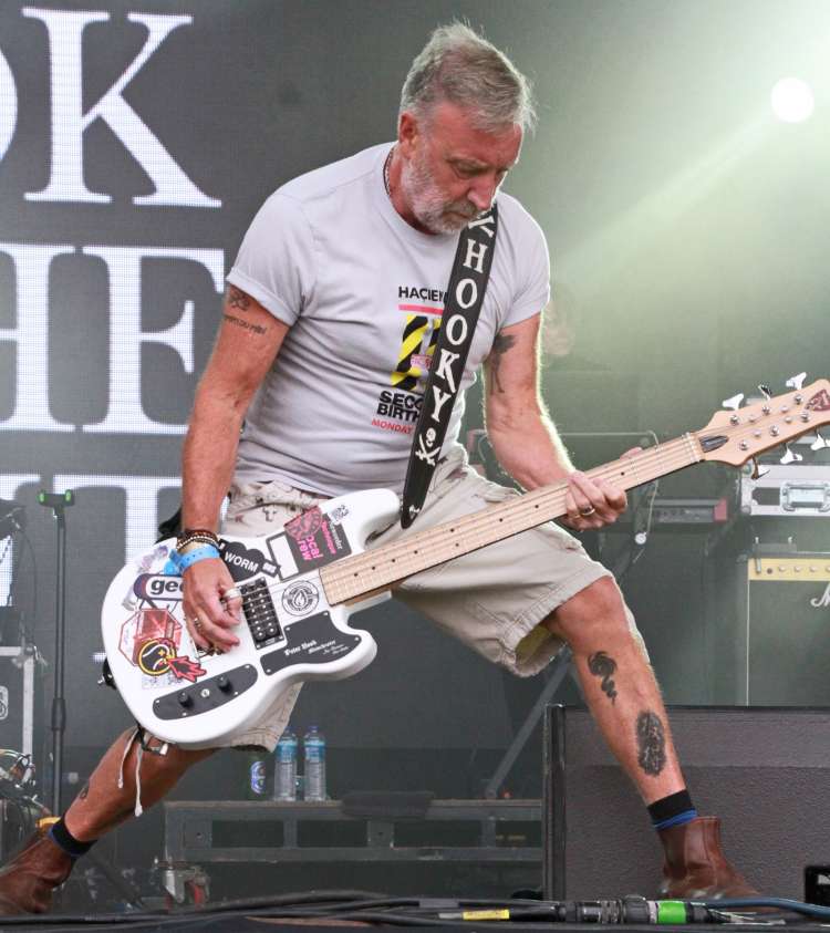 Peter Hook, legendarni basist Joy Division in New Order danes igra v svoji skupini The Light.