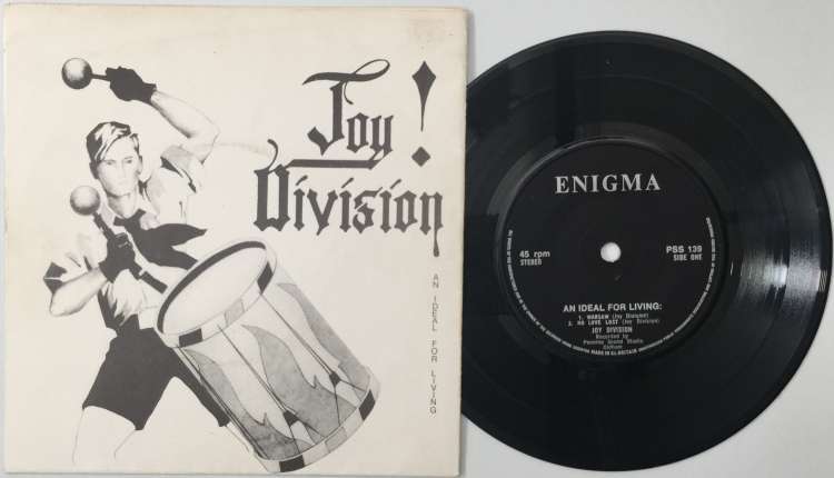 Zaradi naslovnice prvega malega albuma An Ideal For Living so Joy Divsion očitali simpatiziranje z n