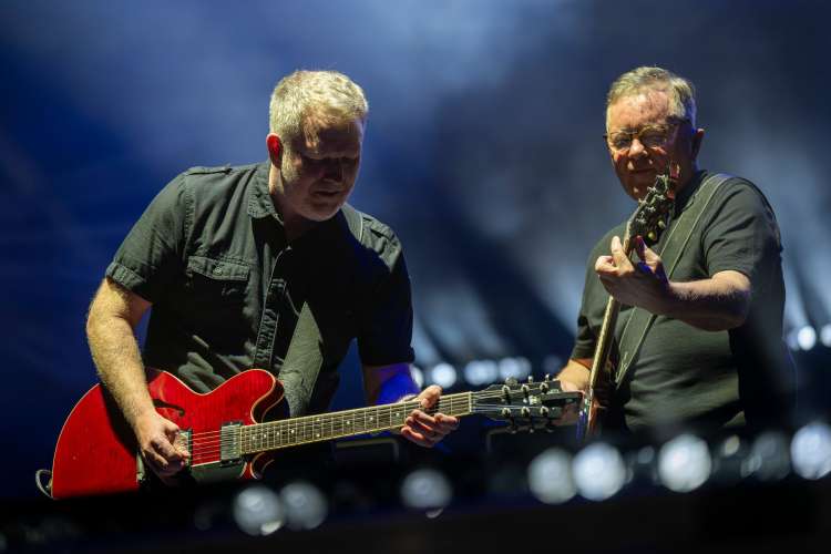 New Order kot nasledniki Joy Division, na koncertu v Barcelonu prejšnji teden.