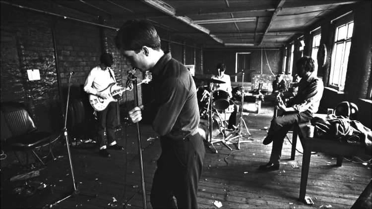 Joy Division so eni ključnih linkov med punkom in tem, kar je sledilo, njihov zvok je bil suh in pre