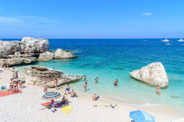 Če boste hoteli na plažo Marioulu na vzhodu Sardinije, bo nujna predhodna rezervacija.