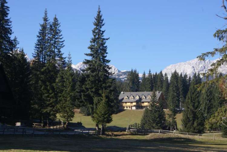 Hotel Jelka se nahaja na 1300 metrih nadmorske višine v osrčju Pokljuke.
