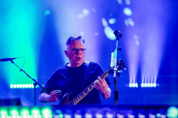 Barnard Sumner, kitarist New Order na koncertu pred nekaj dnevi v portugalskem Portu.