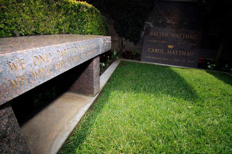 Walter Matthau je bil strasten kadilec, kar mu je na koncu povzročilo težave s srcem in ožiljem. Umr