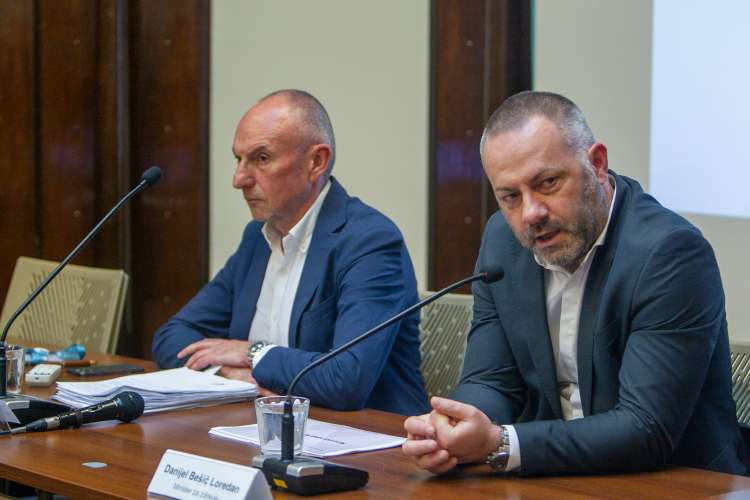 Predsednik sveta UKC Maribor Aleš Šabeder in minister za zdravje Danijel Bešič Loredan si že več mesecev prizadevata za zamenjavo generalnega direktorja UKC Maribor.