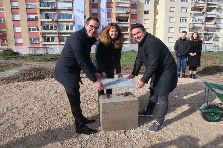 Igor Hvastja (desno), direktor Makro 5 Gradnje, je v začetku letošnjega leta položil temeljni kamen za nov prizidek zdravstvenega doma v Novi Gorici.