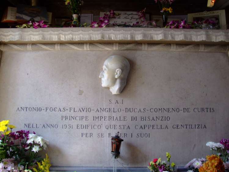 Totova grobnica je ena najbolj obiskanih v Italiji. Tu pogosto puščajo sladkarije.