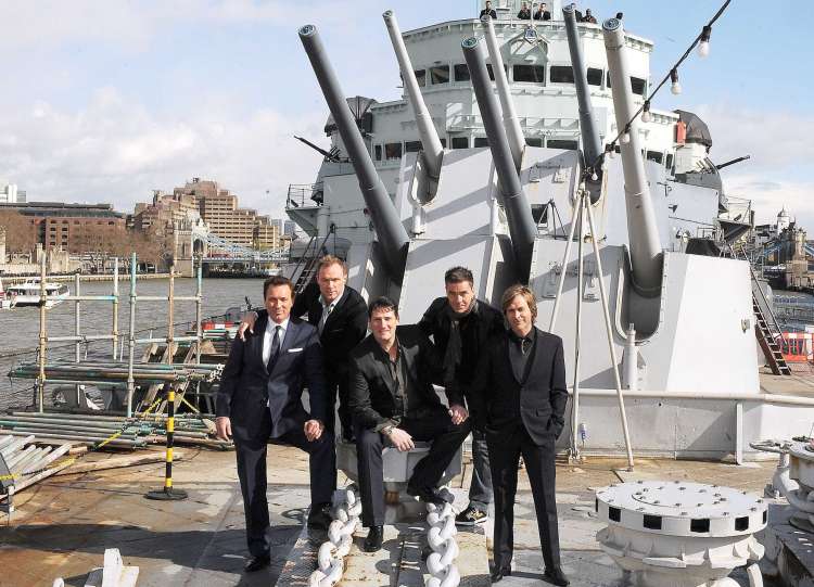 2009 so na krovu ladje muzeja, HMS Belfast, v Londonu, objavili uradni povratek na odre. Trajal je š