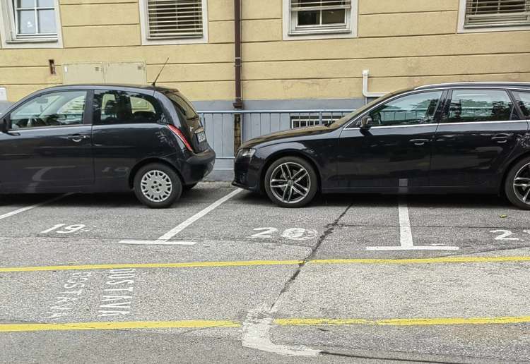 Kdo ve, zakaj sta se odločila tako parkirati svoja avtomobila?!