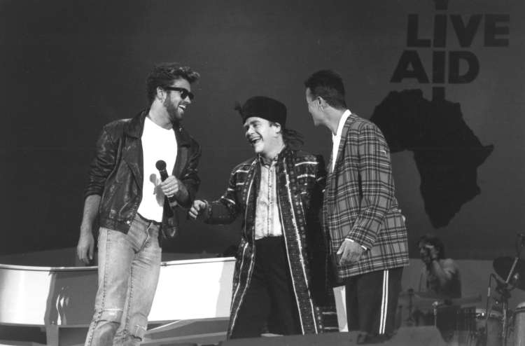Z Eltonom Johnom 13. julija 1985 na Wembleyu. George Michael je ob spremljavi Eltona Johna zapel nje