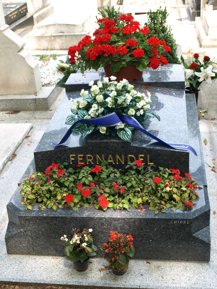 Fernandel je pokopan na pariškem pokopališču Passy.