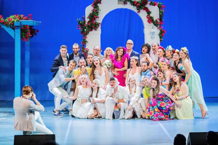 Po premoru in epidemiji se je priljubljen muzikal Mamma Mia vrnil v Križanke na osmo obletnico premi
