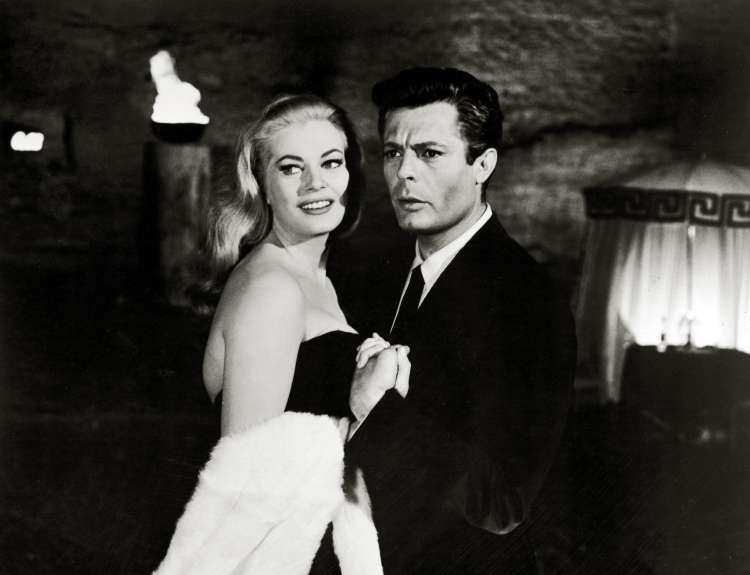 Marcello Mastroianni in Anita Ekberg v legendarnem Fellinijevem Sladkem življenju (1960).