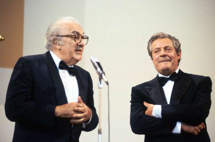 1990 je v Benetkah iz rok Fellinija prejel Zlatega leva za življenjsko delo
