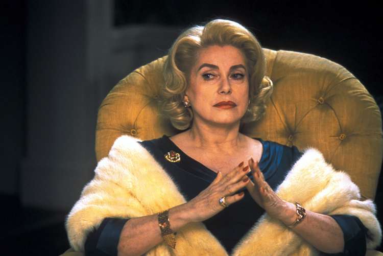 Brezčasna lepota francoske kraljice v filmu Osem žensk (2002)