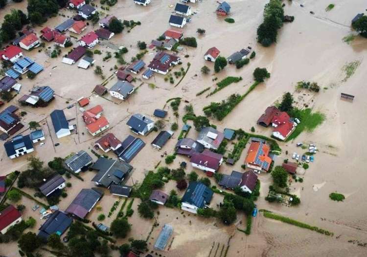 Država je pod pritiskom občin in lokalnih skupnosti spodbudila širitev naselij in industrijskih con. Na fotografiji poplavljeno Mozirje.