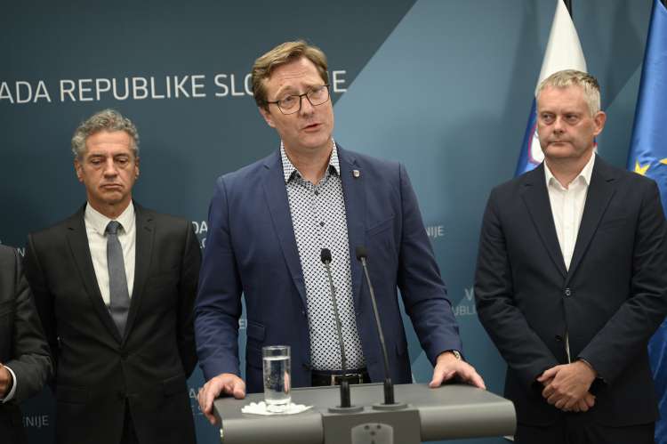Vladimir Prebilić (v sredini) že več let ne skriva, da ima politične ambicije tudi na državni ravni. Sam pravi, da političnega svetovalca nima. Bo to postal Matija Sevšek?