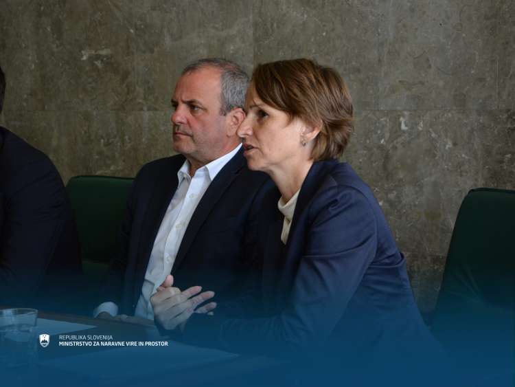 Minister Uroš Brežan in vodja direkcije za vode Neža Kodre med predstavitvijo ugotovitev interne revizije izbora projektov za pridobitev evropskih sredstev.