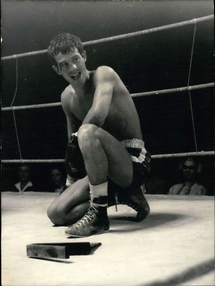 V enem od prvih filmov je igral profesionalnega boksarja, kar je tudi počel pred filmsko kariero.