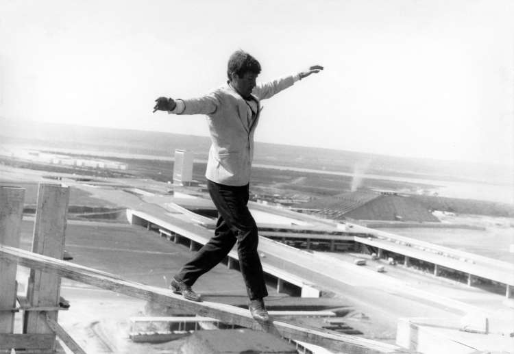 Človek iz Ria (1964) - Jean-Paul Belmondo je vse kaskaderske prizore posnel sam.