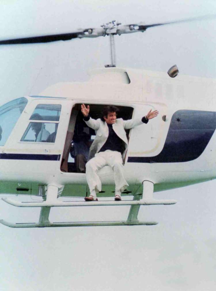 Belmondovi filmi so polni prizorov s helikopterji, v mnogih visi z njega, v Žival skoči iz njega in