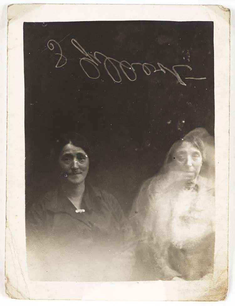 Fotografije Williama Hopa so prikazovale ljudi obkrožene s podobami 