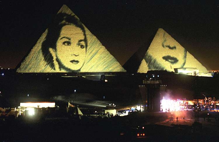 Silvestrski koncert 1999 je pri Piramidah poslušalo in gledalo 100 tisoč ljudi.