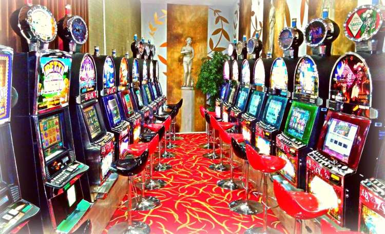 Casino Cezar se nahaja v središču Kranja. V njem sta dve elektronski ruleti in 104 igralni avtomati.
