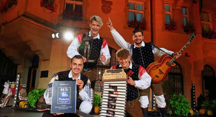 Firbci so domov s pesmijo Pleši odnesli nagradi za najlepšo skladbo festivala in za najboljši ansambel med ostalimi zasedbam