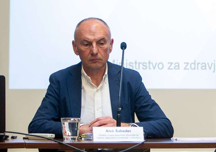 S finančnim skladom, ki v Sloveniji kupuje zasebne zdravstvene zavode, sodeluje tudi Aleš Šabeder, desna roka prejšnjega ministra za zdravje.