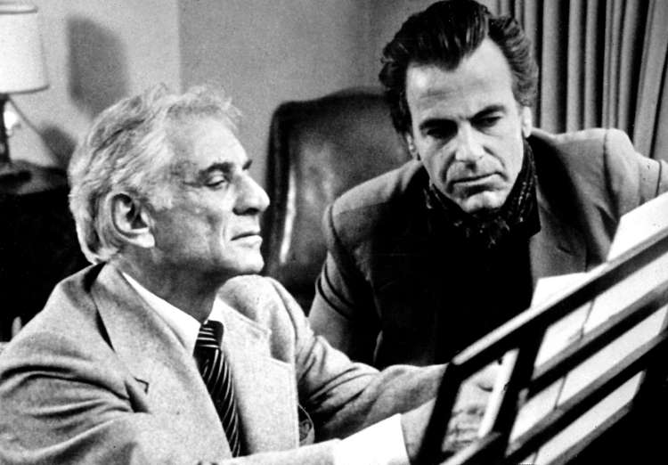 Schell je bil izvrsten pianist, sodeloval je tudi z Bernsteinom.