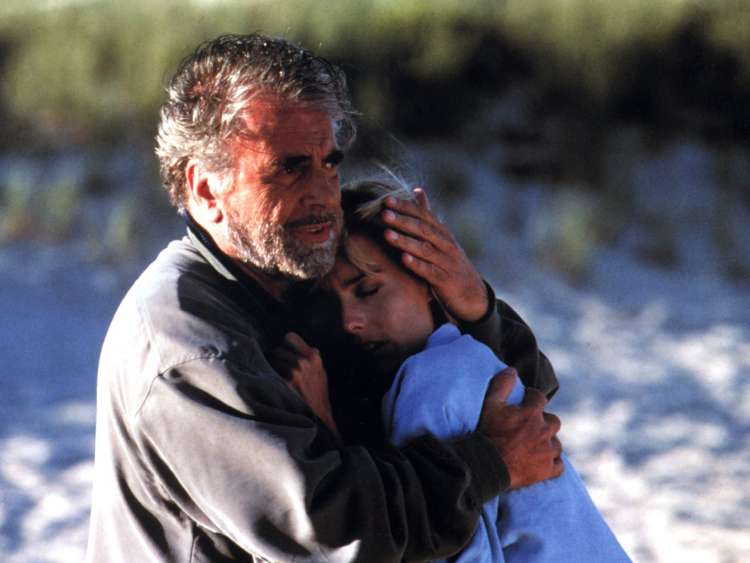 S Teo Leoni v Zadnjem udarcu (1997), tik preden ju zalije cunami.