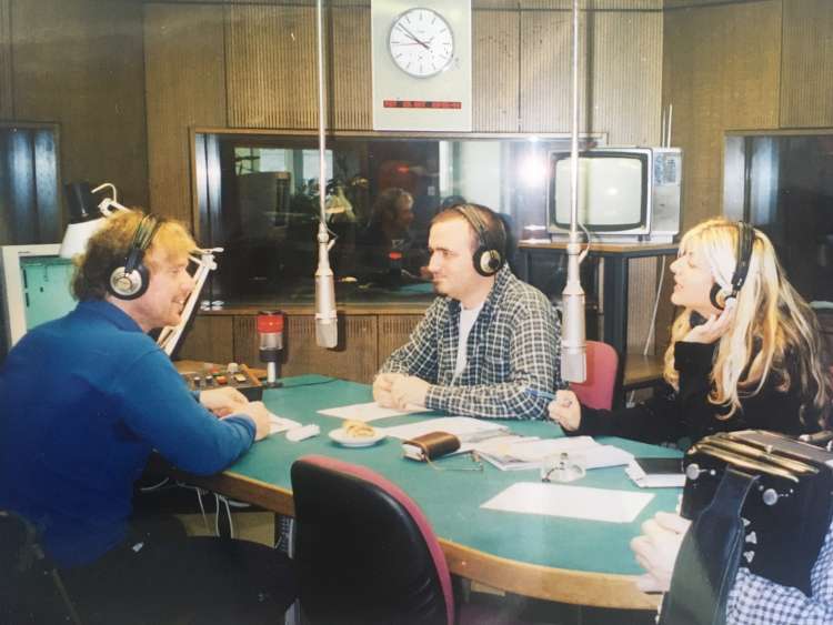 Sašo Hribar, Jure Mastnak in Jasna Kuljaj leta 2002 v studiu Radia Slovenija.