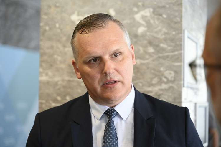 Minister Bojan Kumer (na fotografiji) je zaradi zamud odpovedal pogodbo Digitalni agenciji, ki je del skupine Pristop.