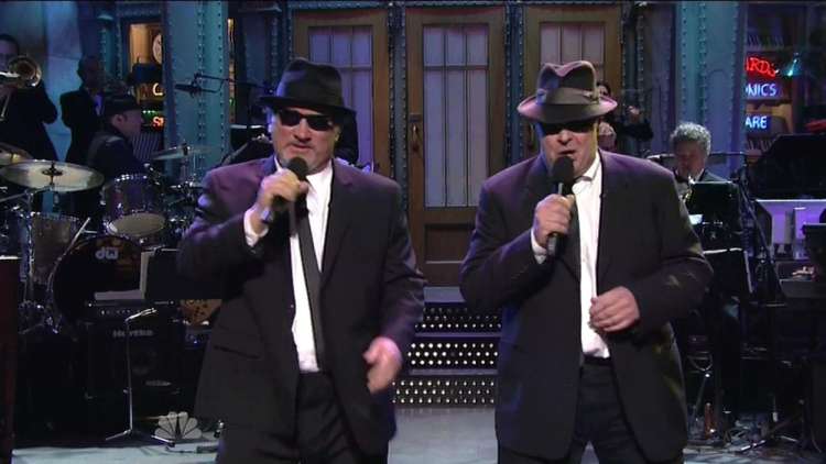 2015 ob 40-letnici Saturday Night Live! sta nastopila tudi brata Blues, desno Dan Aykroyd, levo pa J