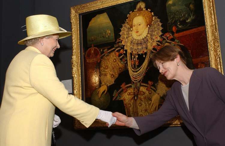 Kraljica Elizabeta II in Glenda Jackson na otvoritvi razstave ob 400-letnici smrti kraljice Elizabet