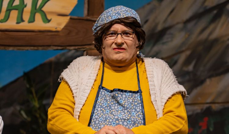 Mama Manka priznava, da ji načrt »junij, julij, avgust, Mamo Manko pr' mir' pust'« skoraj nikoli ne uspe.