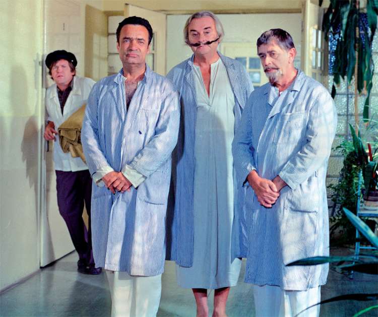 V izvrstni seriji Arabela (1979) Menšik (drugi z leve) igra Karla Majerja, Brodsky pa kralja Hiacint