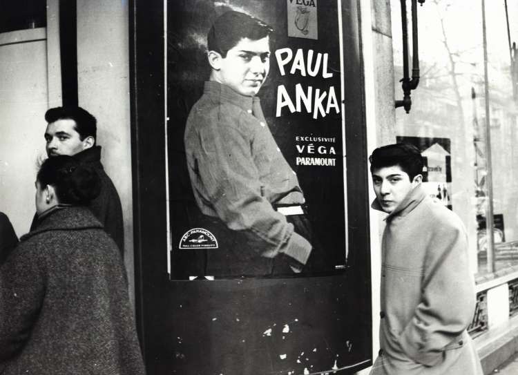Paul Anka pred koncertom v Parizu leta 1958, imel je samo 17 let in bil že svetovna zvezda.