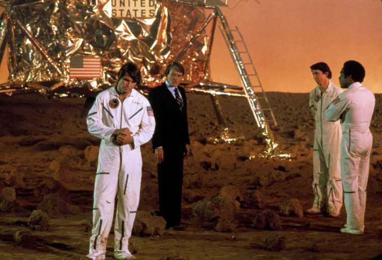 Z Jamesom Brolinom, Samom Watersonom in O.J.Simpsonom v zlaganem pristanku na Marsu, Capricorn One (